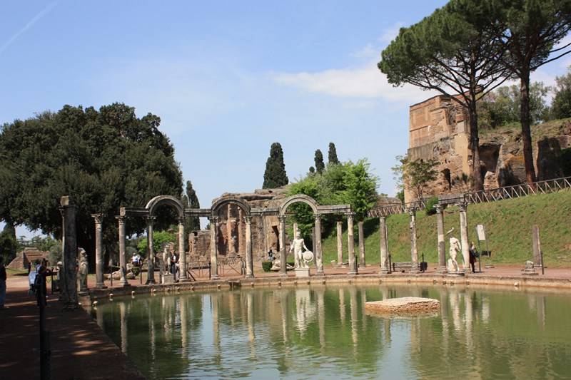 Alcuni luoghi affascinanti, oasi di pace immerse nel verde, a poca distanza da Roma: Ostia Antica, Villa Adriana, Cerveteri...